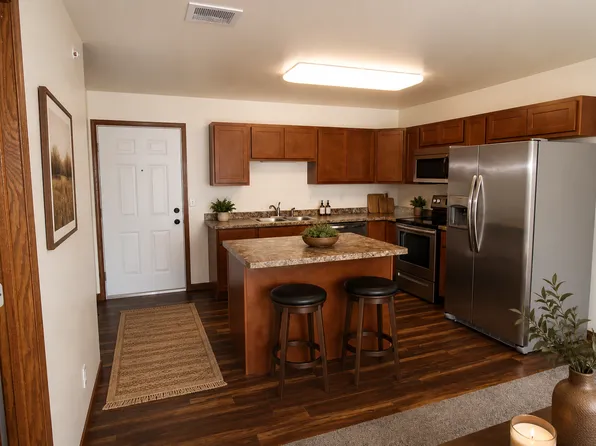 Dreamsville Apartments, 1812 15th Ave SE #17, Dyersville, IA 52040
