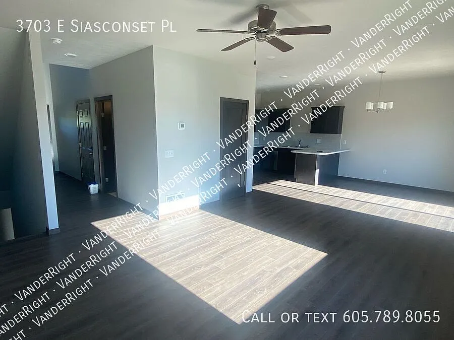 Gorgeous 4 Bedroom 3.5 Bathroom Townhome! — Photo 3
