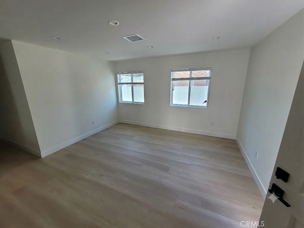 3 bed, 1055 sqft, $3,500 — Photo 3