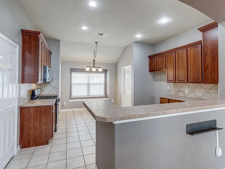 1627 Summerfield Dr — Photo 8