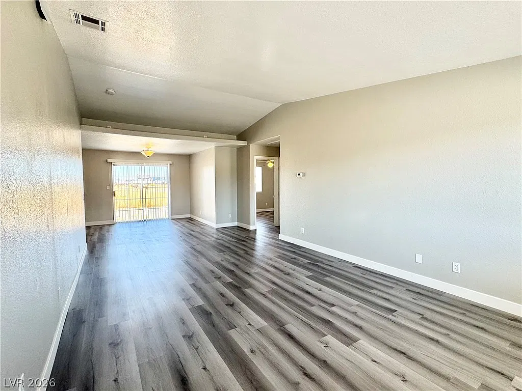 3 bed, 2.0 bath, 3960 sqft, $1,400 — Photo 2