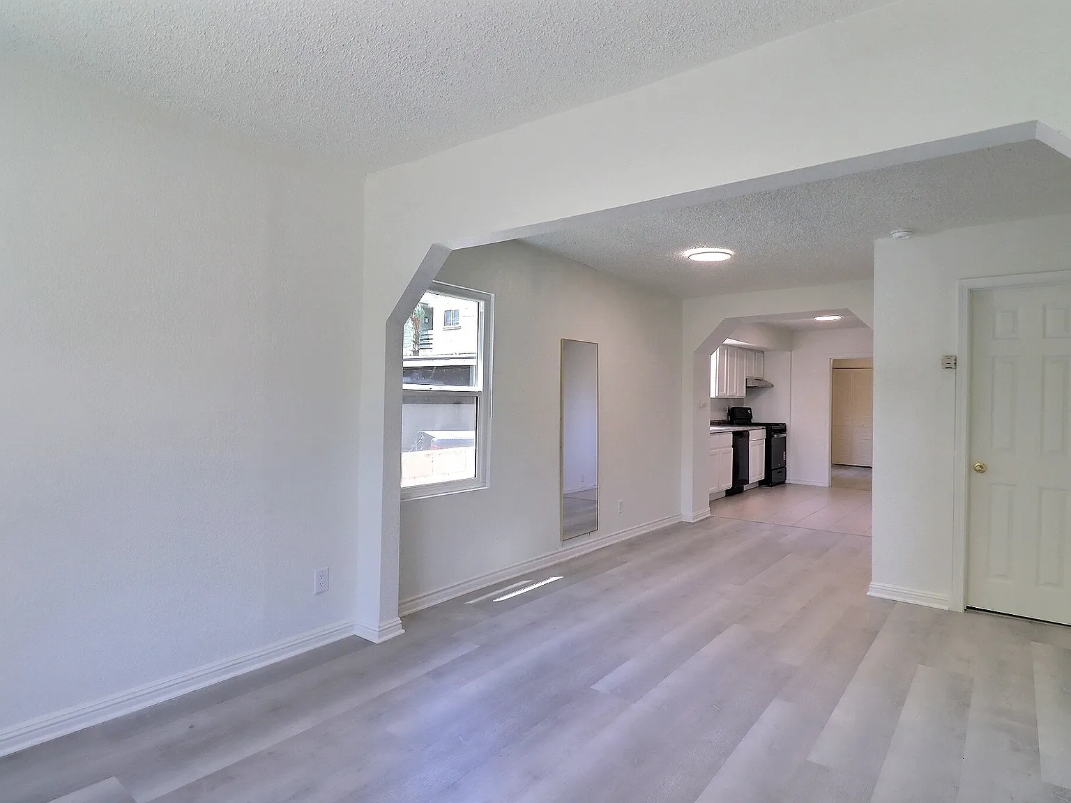 3 bed, 1250 sqft, $3,500 — Photo 2