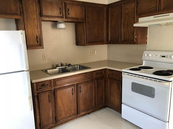 3rd image of 218 W Avenue G