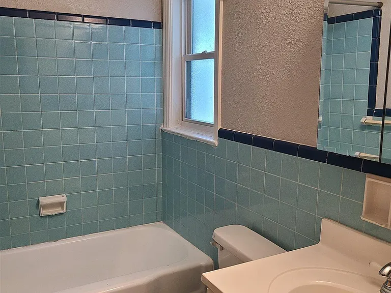 2109 N Spring St — Photo 12