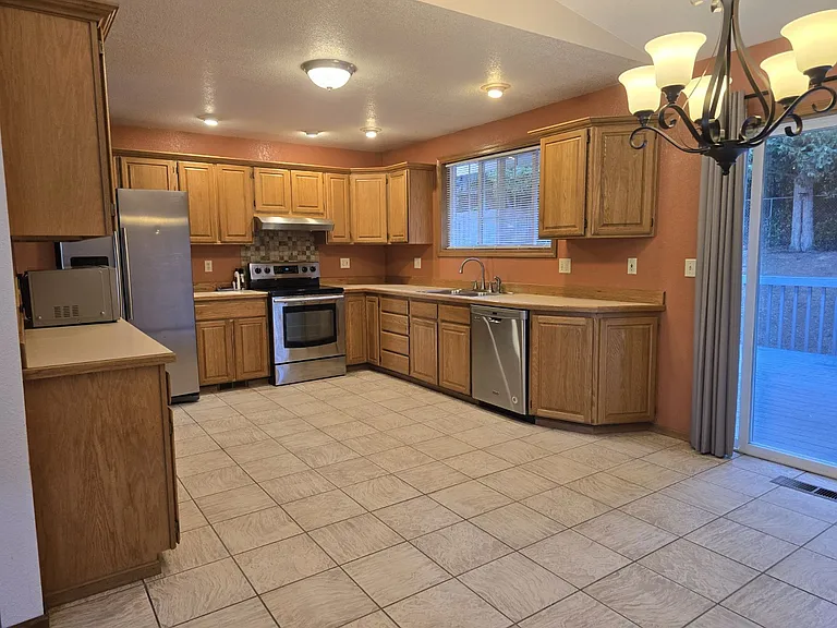 1335 NW Vallejo Dr — Photo 6