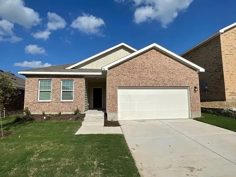 716 Wellington Dr — Photo 1