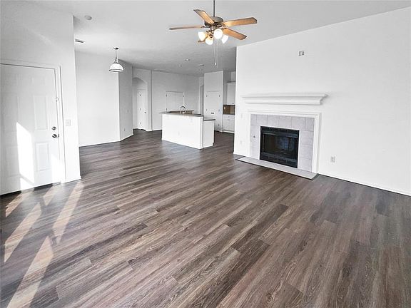 3rd image of 1013 Oak Creek Dr