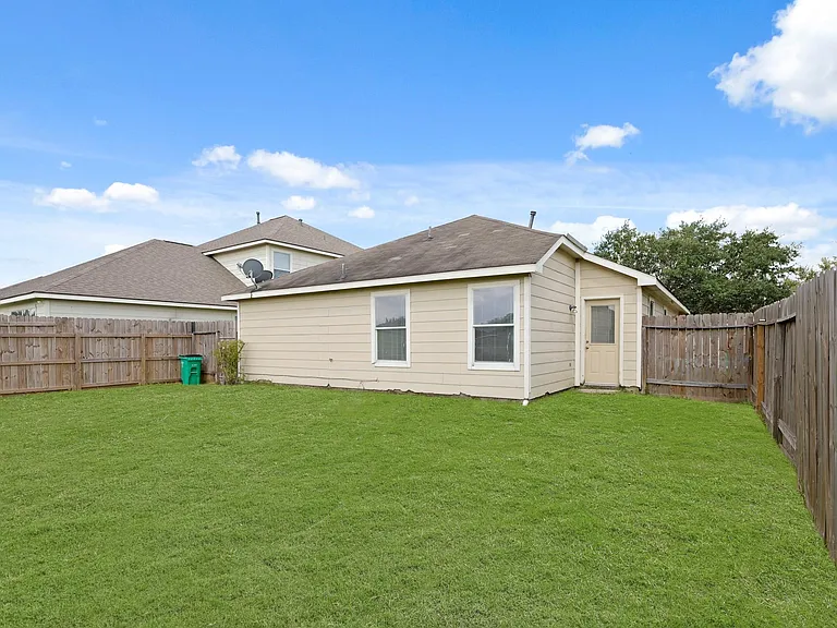 1907 Wooded Acres Dr — Photo 17
