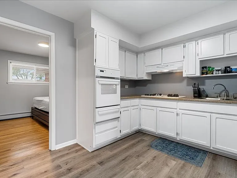 Renovated apartment with pool and parking — Photo 17