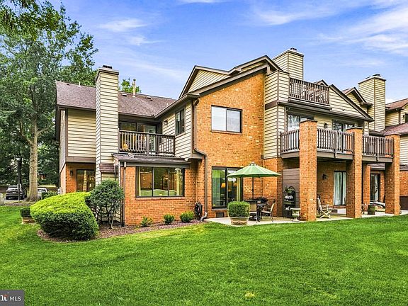 3rd image of 908 Augusta Cir
