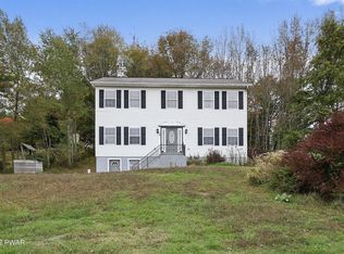 39 Burlein Dr, Beach Lake, PA 18405