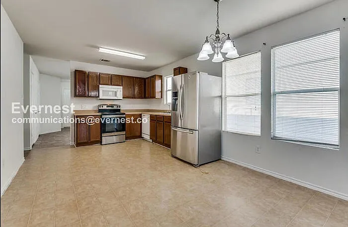 3 bed, 2.0 bath, 1341 sqft, $1,795 — Photo 3