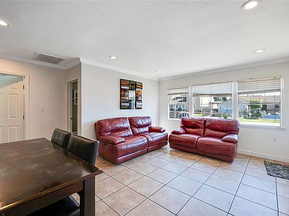 4th image of 10527 Angell St