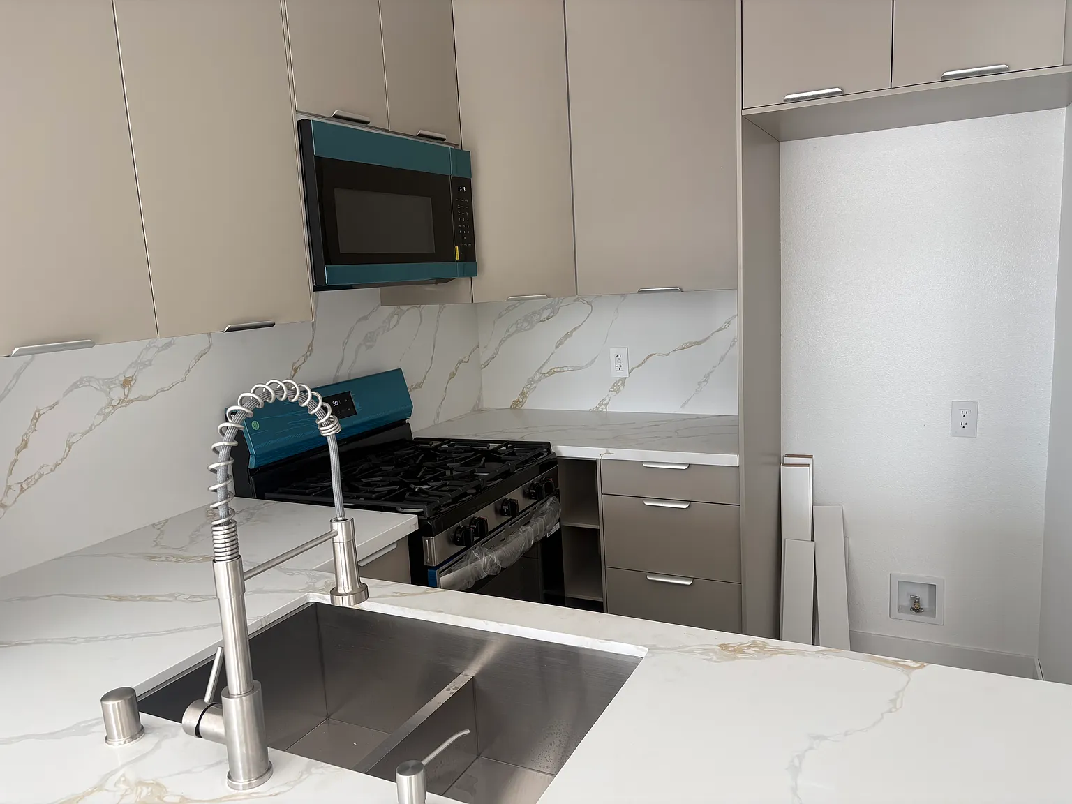 2 bed, 950 sqft, $3,300 — Photo 2