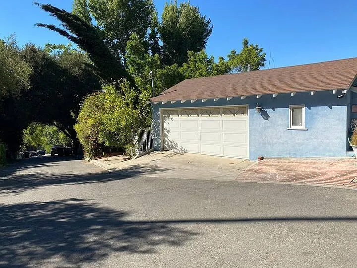 3 bed, 2500 sqft, $6,500 — Photo 2