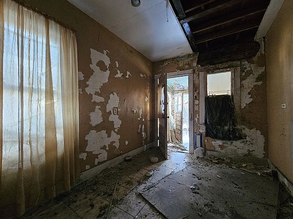 4th image of 445 E Ridge Rd