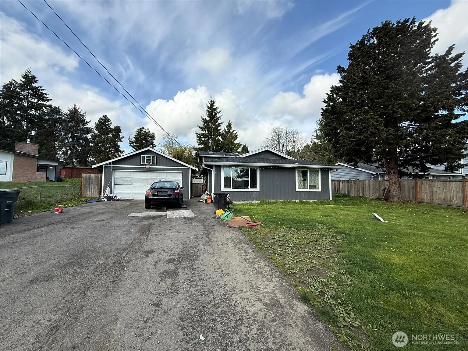 9422 Woodland Avenue E photo 1