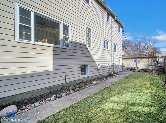 2nd image of 4225 N Avers Ave