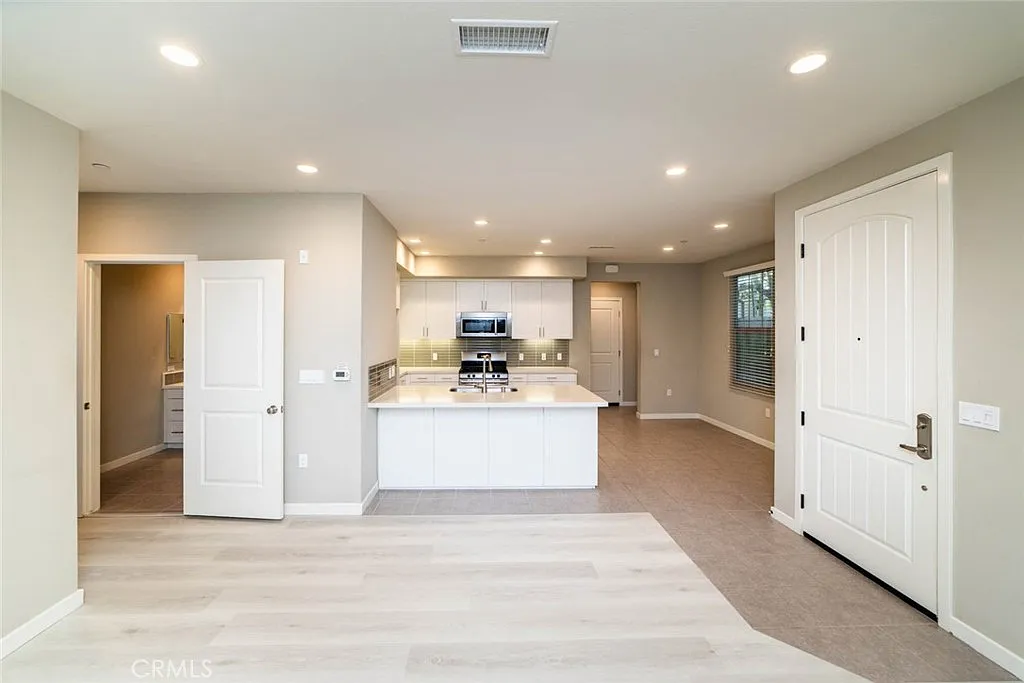 4 bed, 1526 sqft, $4,980 — Photo 3