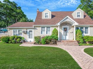 568 N Clinton Ave, Lindenhurst, NY 11757