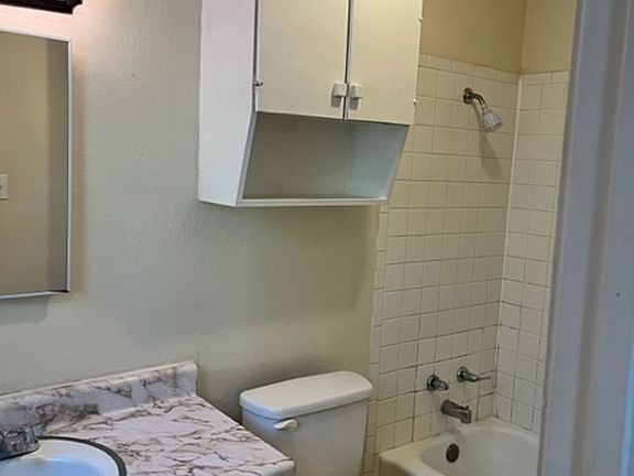 5th image of 425-501 Westlawn Dr #4