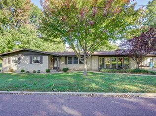 1302 Hillcrest Dr, Monett, MO 65708