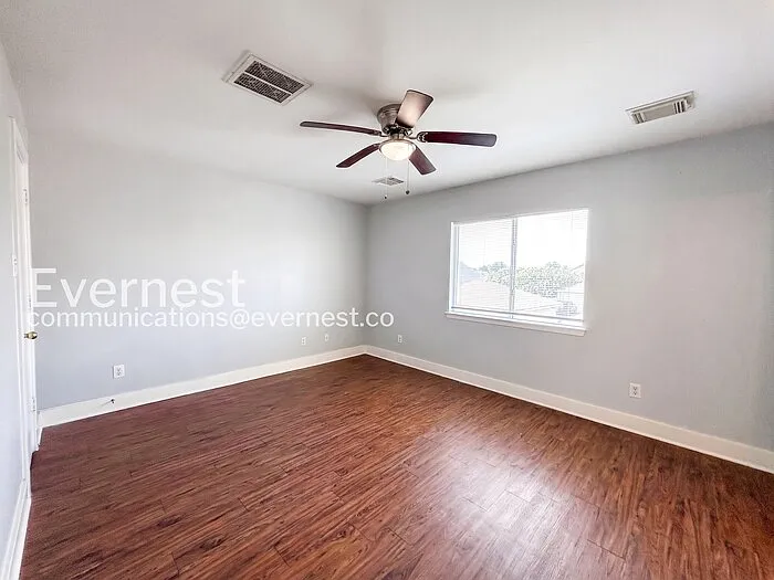 1043 Grassy View Dr — Photo 12