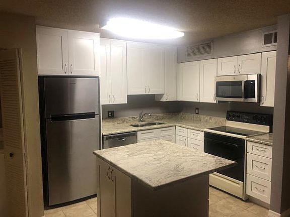 4th image of 360 Lakepointe Dr Unit 204