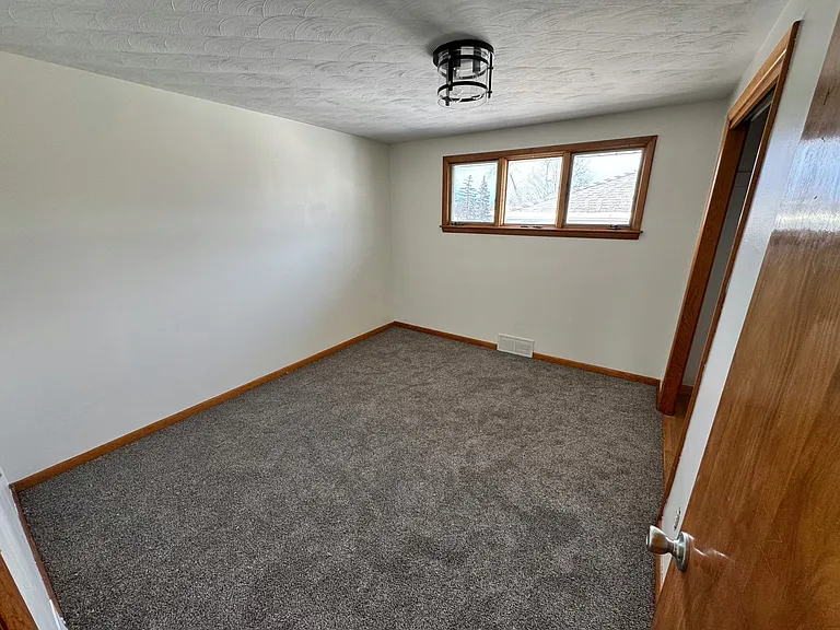 363 University Ave — Photo 10