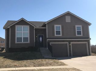 17895 Sunset Dr, Weston, MO 64098