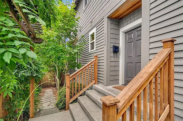 7558 35th Ave NE — Photo 3