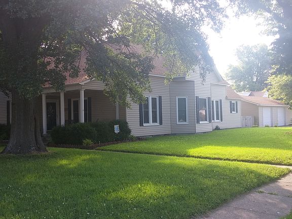 Side view of house/yard