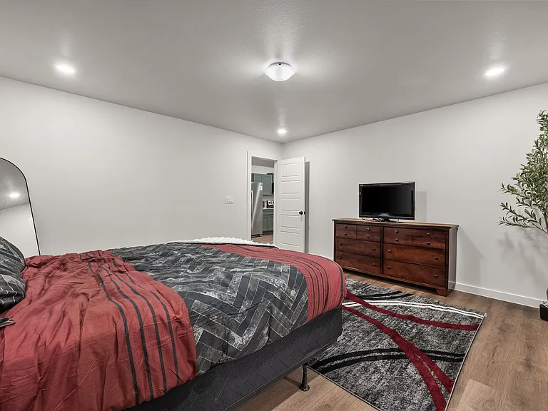 2515 Kenwood Ave — Photo 15