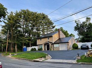 22 Foxwood Dr S, Huntington Station, NY 11746