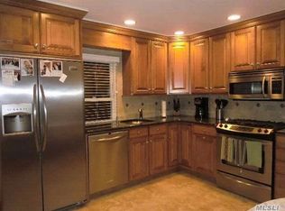15 Barlow Ave, Glen Cove, NY 11542