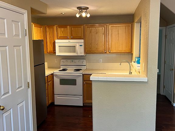 Microwave and dishwasher were upgraded and new. This picture is before the update.