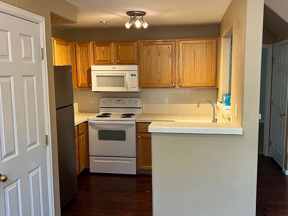 Microwave and dishwasher were upgraded and new. This picture is before the update.