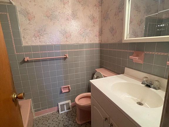 4th image of 5388 Oxford Ave