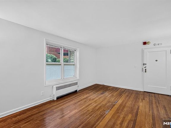 3rd image of 2330 Linwood Ave APT 1C