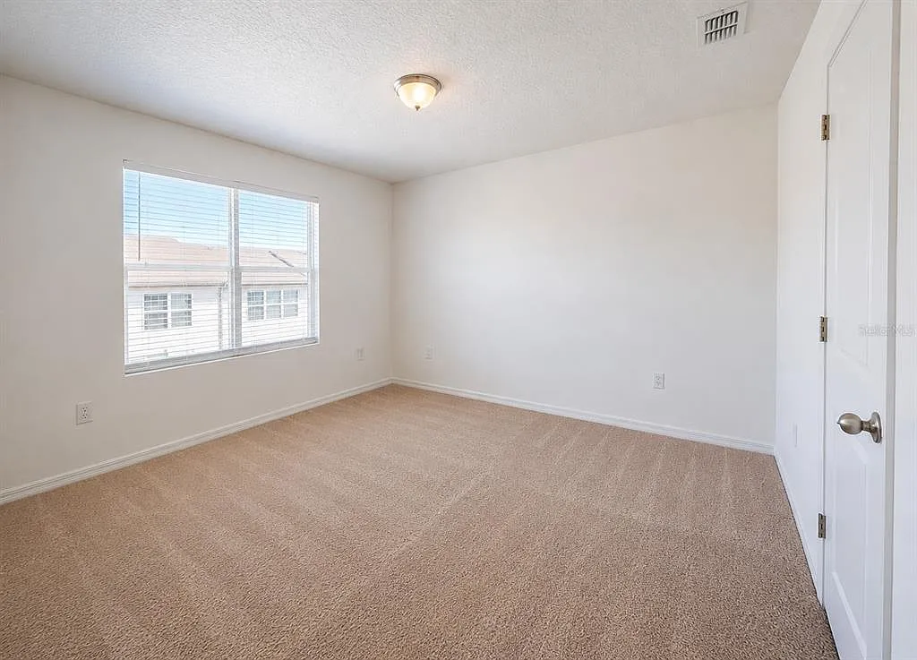 3 bed, 2.5 bath, 1404 sqft, $1,700 — Photo 3