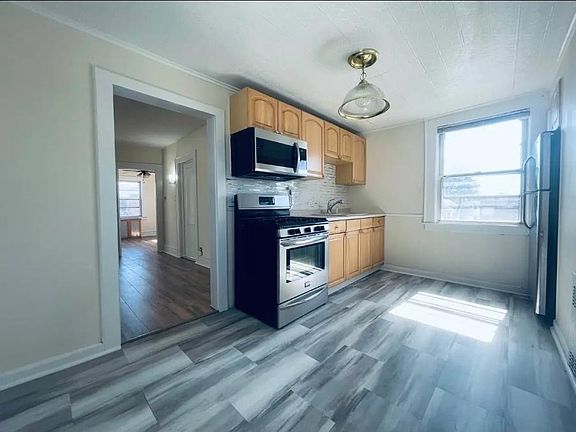 3rd image of 11 Union Pl Floor 2