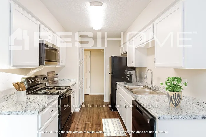 1305 Duvall Dr — Photo 2