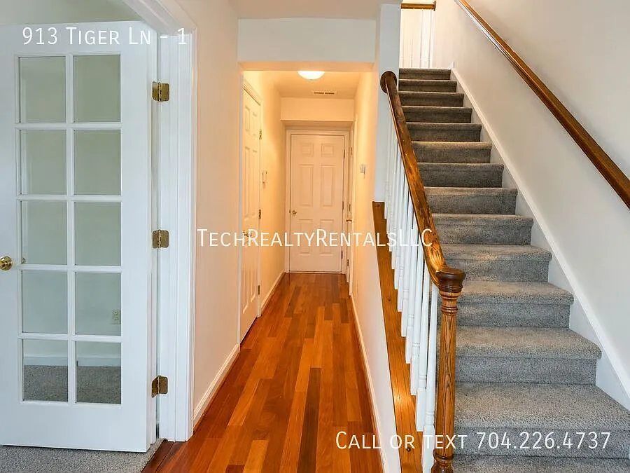 Building Photo - 913 Tiger Ln #1