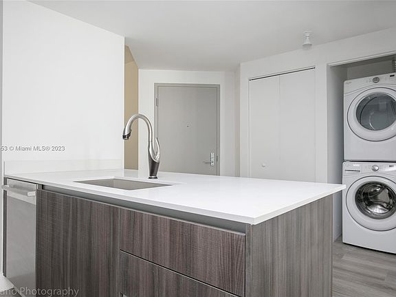 5th image of 488 NE 18th St Unit 811
