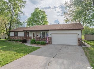 8 Mitchell Dr, Wayne City, IL 62895