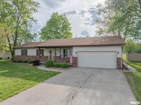 8 Mitchell Dr, Wayne City, IL 62895