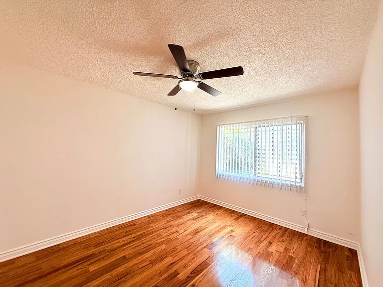 5618 Harold Way — Photo 18