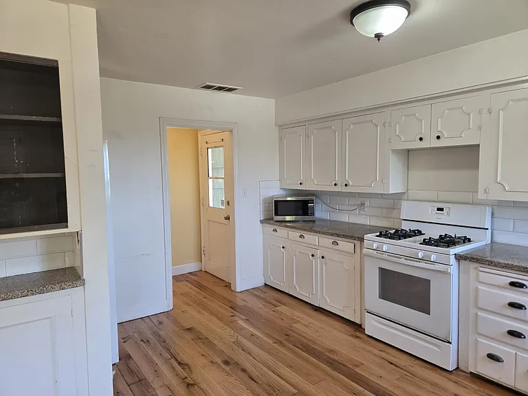 4971 Cresita Dr — Photo 8