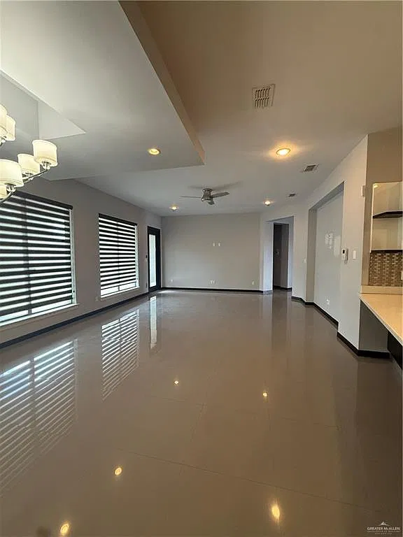 4 bed, 3.0 bath, 2527 sqft, $2,600 — Photo 2