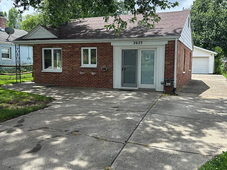 2625 Oakley Ave — Photo 2